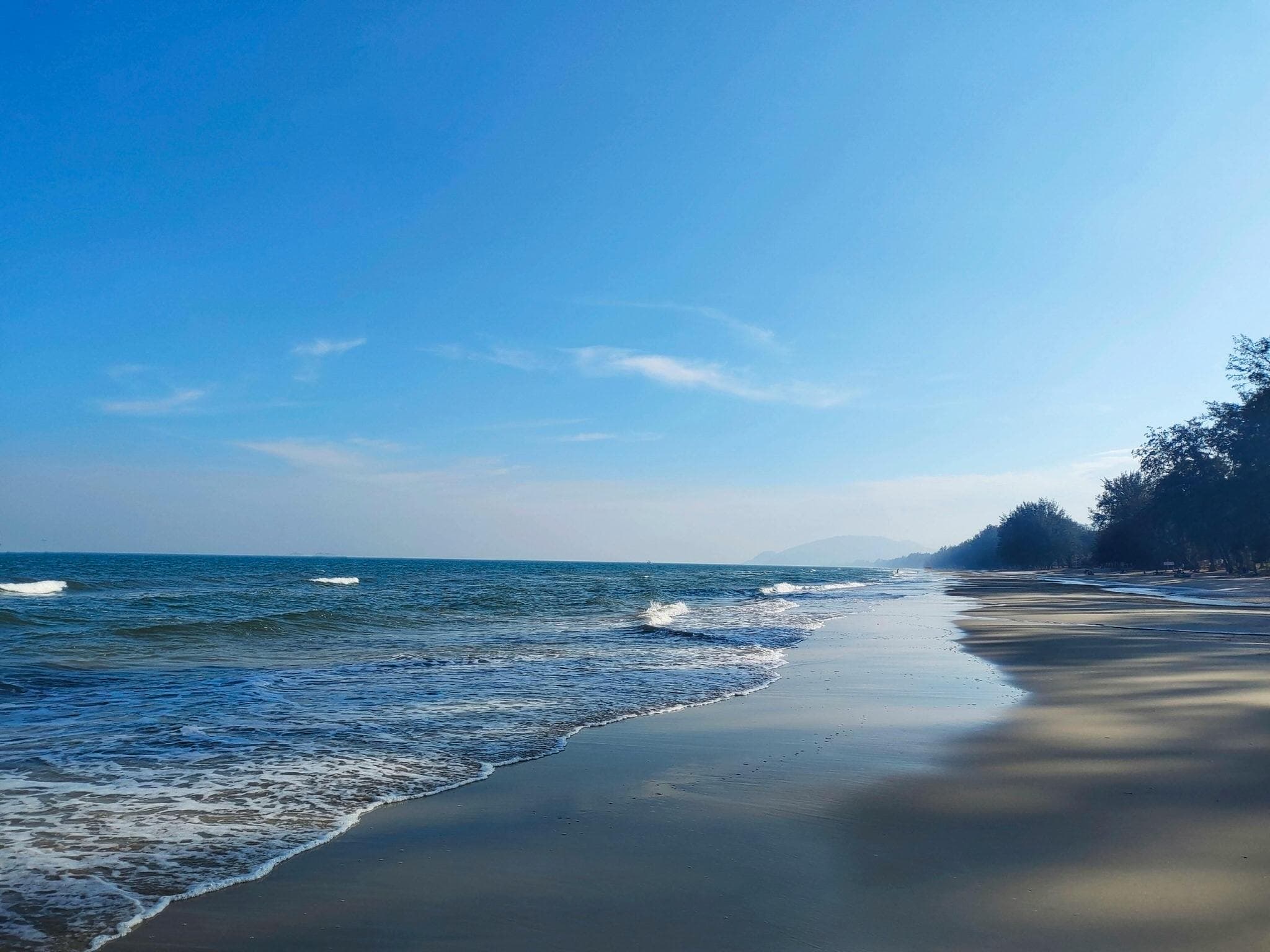 Hua Hin Beach during a sunny day, ideal for relaxation and activities.