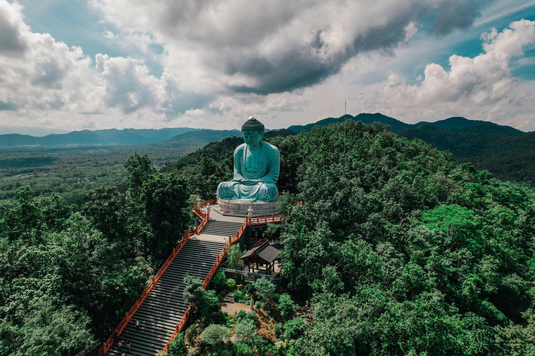 A scenic view of Lampang's traditional architecture and greenery